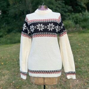 70s vintage apres ski sweater with mock neck and winter motif retro